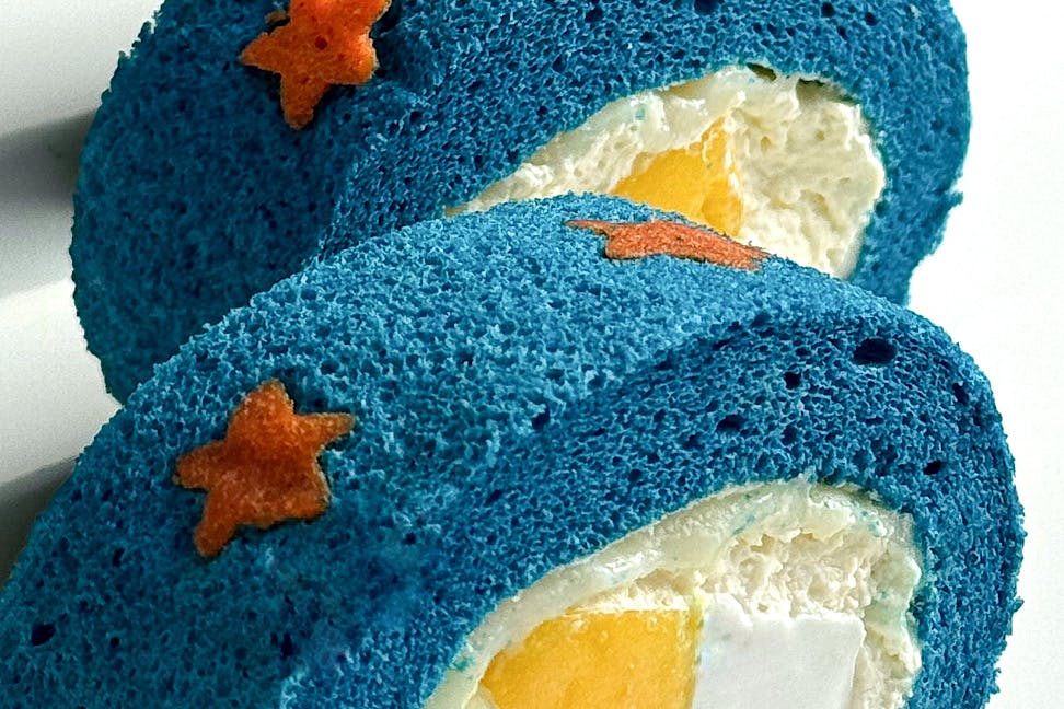 Three slices of blue-coloured mochi-stuffed swiss rolls by Fankery.